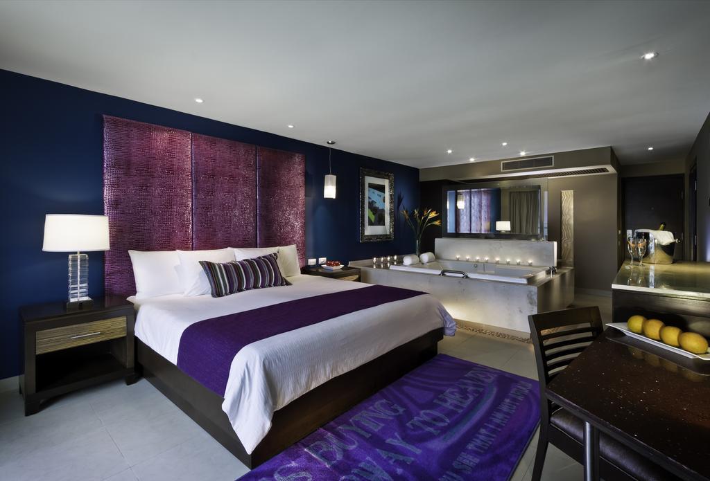 Quarto Diamond clássico com cama king-size e vista do mar